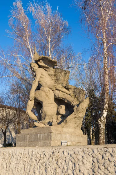 Volgogrado. Rusia - 4 de enero de 2018. Composición escultórica "Habiendo soportado, derrotamos a la muerte" en la Plaza de los Héroes del Complejo Memorial en la colina Mamayev en Volgogrado, escultor Yevgeny Vuchetich — Foto de Stock