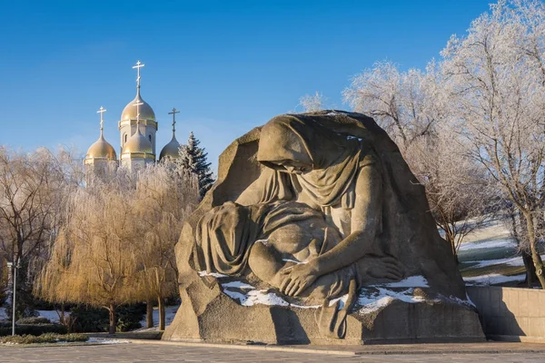 Volgograd. Rusya - 4 Ocak 2018. "Kederli anne!" heykel Volgograd, heykeltıraş Yevgeny Vuchetich kışın Mamayev tepede karmaşık Anıtı — Stok fotoğraf