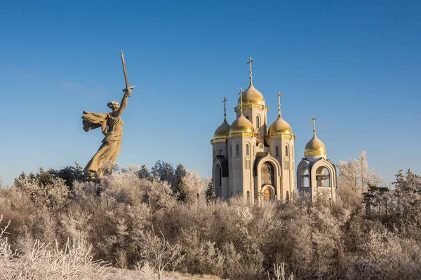 All Saints Kilisesi ve vatan Volgograd Mamayev tepede heykeli — Stok fotoğraf