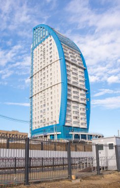 Volgograd. Rusya - 8 Ocak 2018. Volzhskaya yelken Volgograd içinde karmaşık çok katlı evi görünümünü