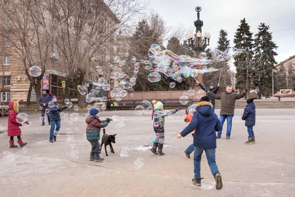 Volgograd. Rusya - 8 Ocak 2018. Sabun köpüğü Volgograd şehir merkezi dolgu üzerinde gösterisi