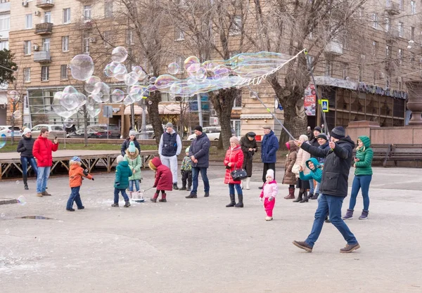 Volgograd. Rusya - 8 Ocak 2018. Sabun köpüğü Volgograd şehir merkezi dolgu üzerinde gösterisi