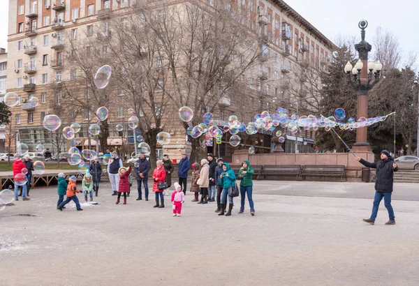 Volgograd. Rusya - 8 Ocak 2018. Sabun köpüğü Volgograd şehir merkezi dolgu üzerinde gösterisi
