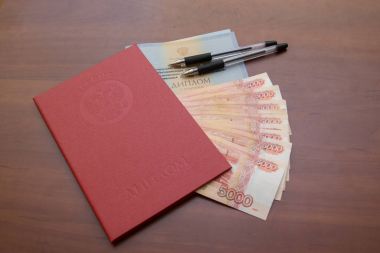Volgograd. Rusya - 6 Ocak 2018. Kırmızı içinde yatırılan para ile ayrım ile yüksek öğrenim diploması
