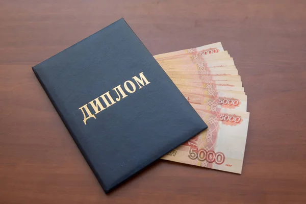 Volgograd. Rusya - 6 Ocak 2018. Diploma içinde yatırılan para ile