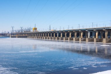 Volgograd. Rusya - 13 Mart 2018. Volga Hidroelektrik Santrali su basma ve Volga kışın buzda olmadan Barajı