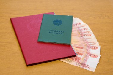 Volgograd. Rusya - 6 Ocak 2018. Kırmızı diploması higher education onur ve para ile bir çalışma kitabı içinde yatırım