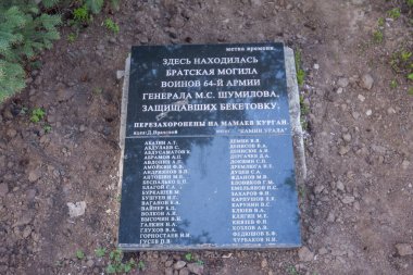 Volgograd. Rusya - 29 Nisan 2018. General Shumilov savunucuları Volgograd şehri Kirov bölgesinde Beketovka ordusunun eski toplu mezar sitenin tabelada Anıtı