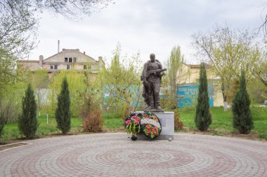 Volgograd. Rusya - 30 Nisan 2018. Volgograd şehri Sovyet bölgesinde bir Tabakhane yakınındaki kederli savaşçı anıt