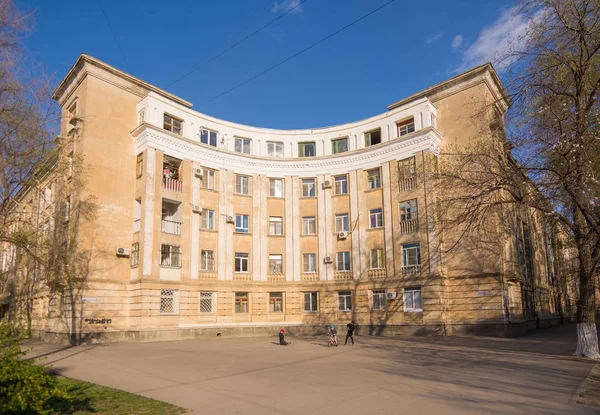 Volgogrado. Rússia - 29 de abril de 2018. Um edifício residencial da construção de Stalin na rua do General Shumilov no distrito de Kirov da cidade de Volgograd — Fotografia de Stock