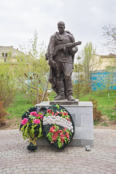 Volgogrado. Rusia - 30 de abril de 2018. Monumento al Guerrero Doloroso cerca de una curtiduría en el distrito soviético de la ciudad de Volgogrado — Foto de Stock