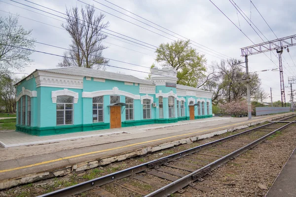 Volgograd. Rusko - 30 dubna 2018. Budova železniční stanice Elshanka v sovětské oblasti města Volgograd — Stock fotografie
