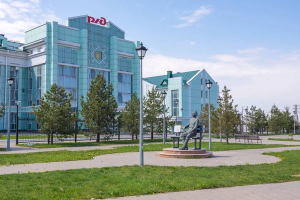 Volgogrado. Rússia - 30 de abril de 2018. O edifício do Maxim Gorky Operational Locomotive Depot com o monumento a Maxim Gorky na praça — Fotografia de Stock