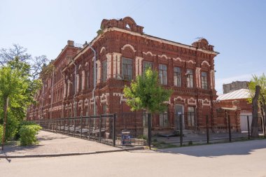 Volgograd. Rusya - 6 Mayıs 2018. Ev Konut tüccarın Shlykova ve Volgograd şehri Voroshilovsky bölgesinde bir mekanik atölye (Mühendislik ve inşaat Enstitüsü)