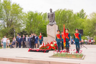 Volgograd. Rusya - 8 Mayıs 2018. Onur bekçi Şerif Georgy Zhukov Volgograd şehri Dzerzhinsky bölgesinde Anıtı yakınındaki