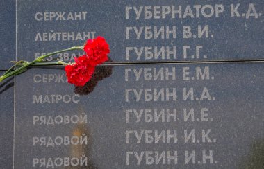 Volgograd. Rusya. 9 Mayıs 2018. Volgograd Mamayev tepede askeri memorial mezarlığında ölü Kızıl Ordu askerlerinin adlarla plaka
