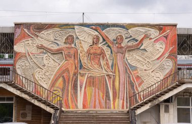 Volgograd. Rusya, 6 Mayıs 2018. Sanatçı-monumentalist Mikhail Pyshta 