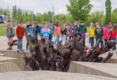 Volgograd. Rusya - 13 Mayıs 2018. Bir grup çocuk, Volgograd bölgesi Gorodishchensky bölgesinde 62 ordu Soldatskoye Pole memorial karmaşık, düşmüş askerleri.