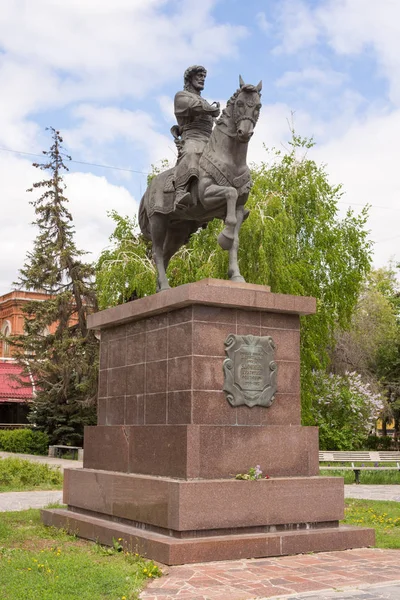 볼고그라드입니다 러시아 2017 도서관 볼고그라드에서 Tsaritsyn Voivode에 기념물 볼고그라드에서 거리에 — 스톡 사진