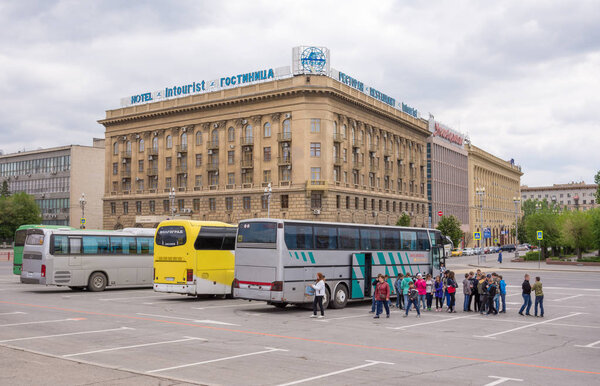 Волгоград. Россия - 11 мая 2017 года. Группа туристов на площади павших бойцов. Отель Интурист Волгоград
