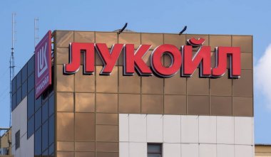 Volgograd. Rusya, 6 Mayıs 2018. Logo ve Lukoil tabela şirket Volgograd şehri Dzerzhinsky bölgesinde kurulması