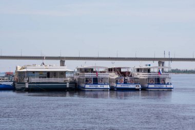 Volgograd. Rusya - 11 Mayıs 2017. G. Volgograd Merkezi dolgu iskele gemilerde zevk