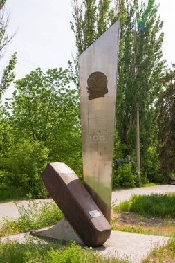 Volgograd. Rusya - 10 Mayıs 2018. Anıt 100 milyon ton çelik eritme için. Volgograd Metalurji tesisi. 