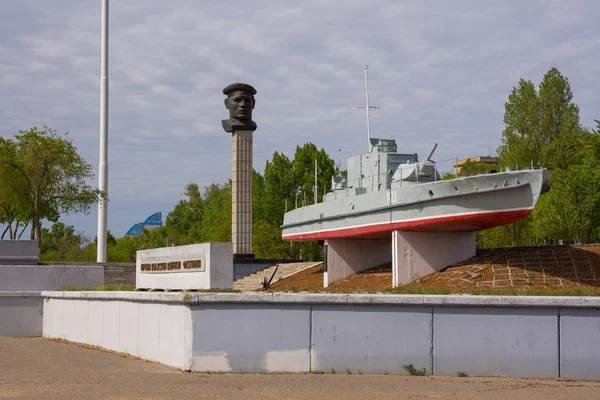 伏尔加格勒 俄罗斯 2018年5月13日 装甲汽车 伏尔加格勒中央路堤上伏尔加军用船队的水手纪念碑 — 图库照片