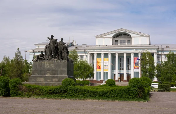 伏尔加格勒 俄罗斯 2018年5月13日 纪念碑为红色 Tsaritsyn 防御的英雄在 Tsaritsyn 歌剧院前面在 Krasnooktyabrsky 伏尔加格勒 — 图库照片