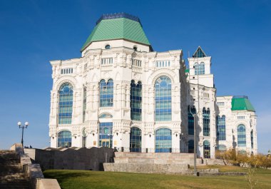 Astrakhan. Rusya-8 Kasım 2019. Devlet Opera ve Bale Tiyatrosu, 2007 'de inşa edildi, mimar Denisov