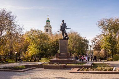 Astrakhan. Rusya-8 Kasım 2019. Kızıl Ordu askerlerinin toplu mezarındaki anıt şehrin savunması sırasında kardeşlik parkındaki Beyaz Muhafızlara karşı öldü.