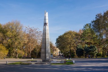 Astrakhan. Rusya-8 Kasım 2019. Bratsk Parkı 'ndaki Büyük Vatanseverlik Savaşı' nda ölenlerin anısına Obelisk