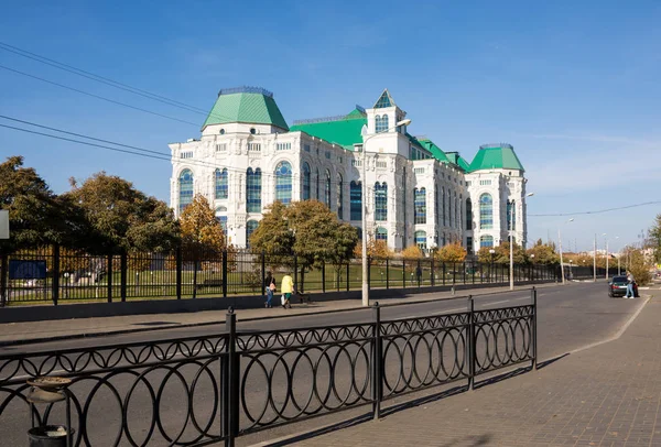 Astrakhan. Rússia-8 de novembro de 2019. State Opera and Ballet Theater, construído em 2007, arquiteto Denisov — Fotografia de Stock
