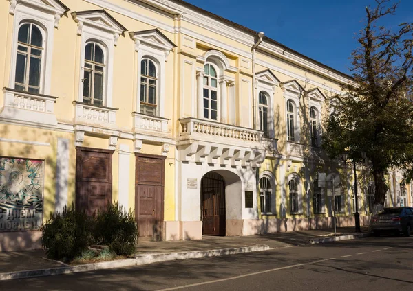 Astrakhan. Russie-8 novembre 2019. Maison du Gouverneur général (ancienne maison de M. Dilyancheev), construite 18 - 19 siècles. architecte Digby A.P . — Photo