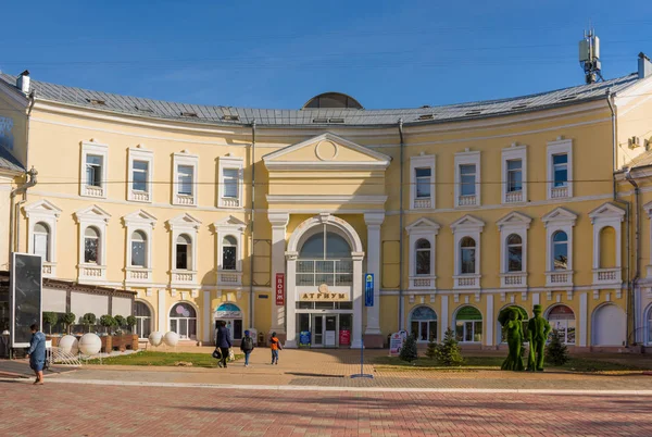 Astrakhan. Russia-November 8, 2019. The building of the administrative and office Atrium Business Center on the street. Kirov — Stock Photo, Image