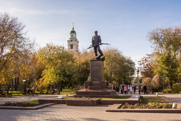 Astrakhan. Rusya-8 Kasım 2019. Kızıl Ordu askerlerinin toplu mezarındaki anıt şehrin savunması sırasında kardeşlik parkındaki Beyaz Muhafızlara karşı öldü. — Stok fotoğraf