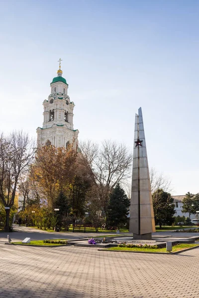 Astrakhan. Rusya-8 Kasım 2019. Bratsk Parkı 'ndaki Büyük Vatanseverlik Savaşı' nda ölenlerin anısına Obelisk — Stok fotoğraf