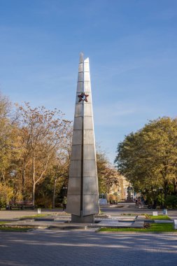 Astrakhan. Rusya-8 Kasım 2019. Bratsk Parkı 'ndaki Büyük Vatanseverlik Savaşı' nda ölenlerin anısına Obelisk