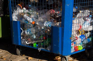 Astrakhan. Rusya-8 Kasım 2019. Çöp kutusundaki plastik şişeler ayrı bir çöp koleksiyonu içindir.