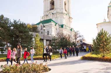 Astrakhan. Rusya-8 Kasım 2019. Tarihi ve mimari kompleksinde bir grup turist okul çocuğu 