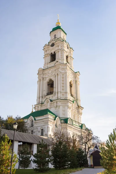 Astrakhan. Rusya-8 Kasım 2019. Katedral Meydanı, Tarih ve Mimari Kompleksi Astrakhan Kremlin 'in Ön Kapı Çanı — Stok fotoğraf