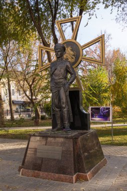 Astrakhan. Rusya-8 Kasım 2019. Astrakhan Kazakları Anıtı - Askeri Zafer Müzesi önündeki Anavatanın Savunucuları.