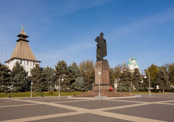 Astrakhan. Rusya-8 Kasım 2019. Lenin Meydanı ve Astrakhan Kremlin manzarası — Stok fotoğraf