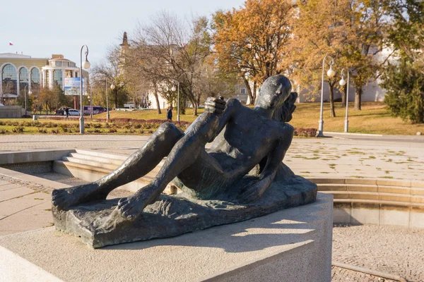 Astrakhan. Rússia-8 de novembro de 2019. A escultura da figura de um anjo faz parte do grupo escultural de fontes na Praça Lenine — Fotografia de Stock