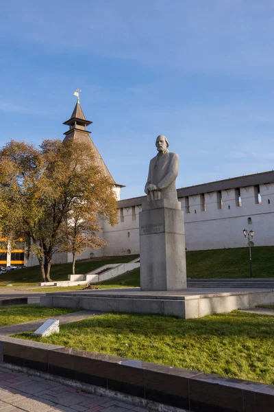 Asztrahán. Oroszország - 2019. november 8. 1973. június 15-én avatták fel Ilja Nyikolajevics Uljanov pedagógus emlékművét az Október téren, az Asztrahán Kreml közelében. — Stock Fotó
