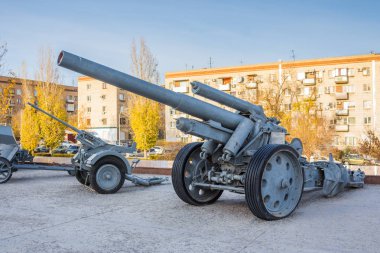 Volgograd 'da. Rusya-13 Kasım 2019. Müze-panorama önündeki askeri teçhizat 