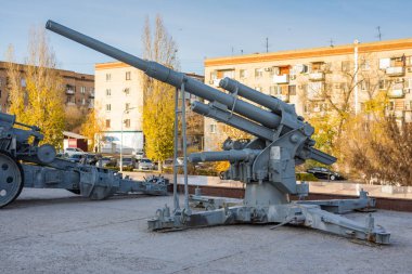 Volgograd 'da. Rusya-13 Kasım 2019. Müze-panorama önündeki askeri teçhizat 