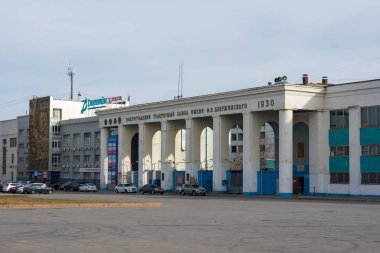 Volgograd 'da. Rusya-13 Kasım 2019. Volgograd Traktör Fabrikası 'ndan geçerken. Dzerzhinsky