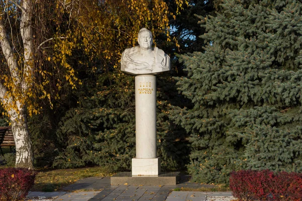 Wolgograd. russland-13. november 2019. denkmal für hukow, georgy konstantinovich, einen herausragenden sowjetischen kommandeur, vierfachen helden der sowjetischen union, marschall der sowjetischen union, minister für verteidigungspolitik — Stockfoto