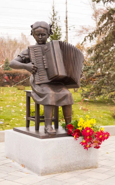 Volgogrado. Rússia-13 de novembro de 2019. Monumento "Menina com um acordeão" no parque nomeado após Alexandra Pakhmutova em Volgograd — Fotografia de Stock